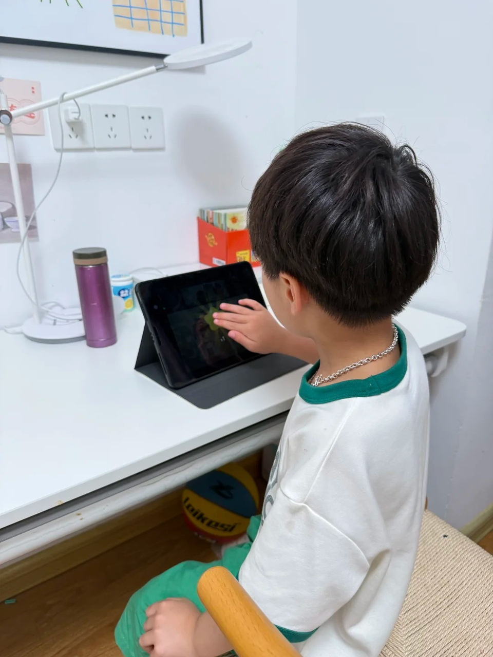 Bé vui lắm mỗi khi nhận được 1 ngôi sao khen thưởng từ cô