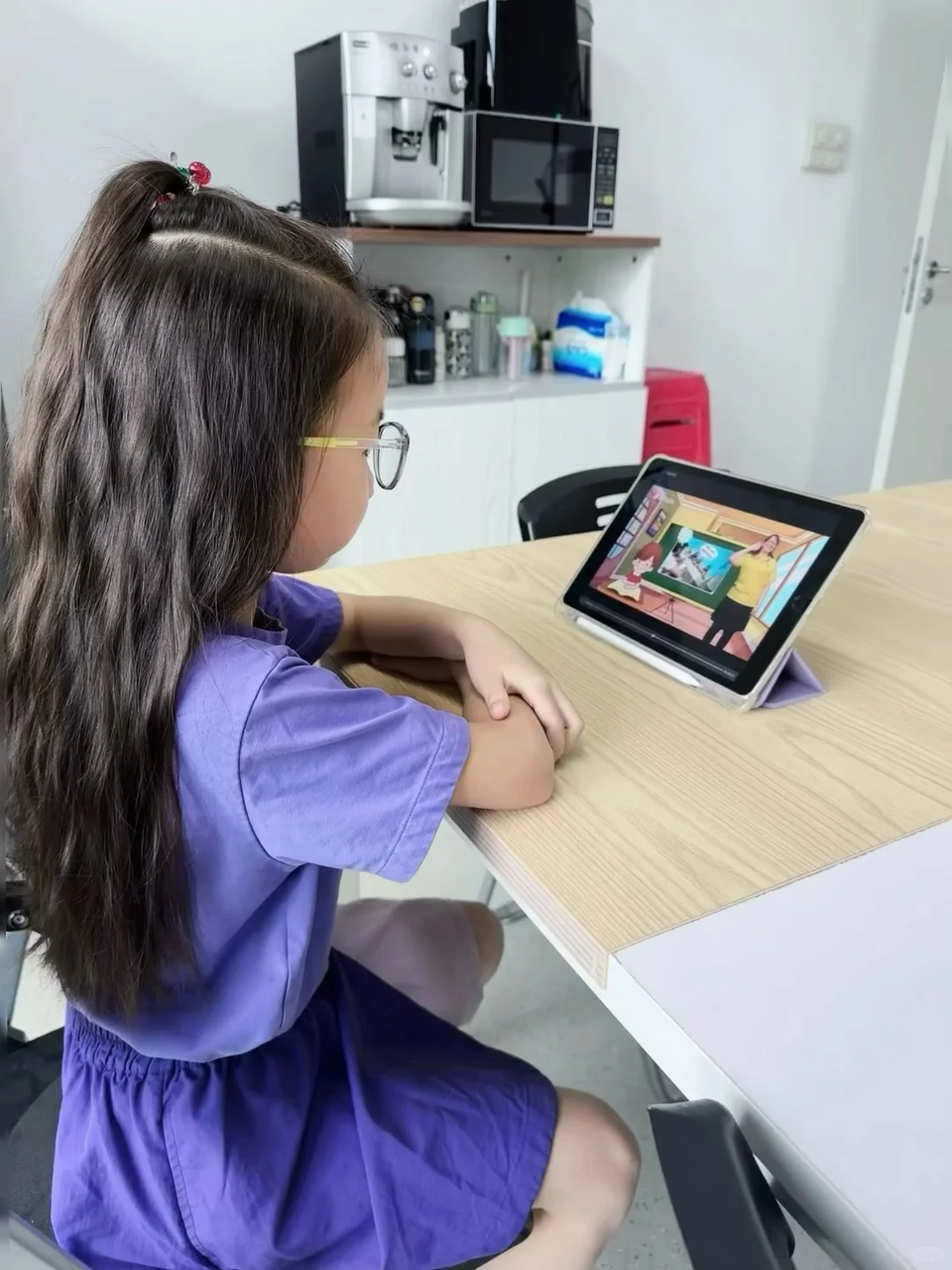 Bé Trang đang chăm chỉ học tiếng Anh nè các cô chú