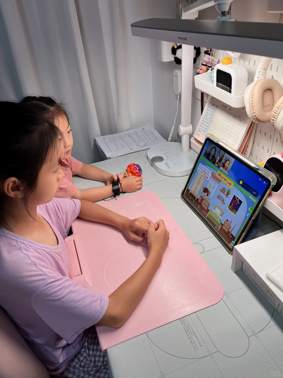 Cô cháu gái của mình thấy chị Trang học cũng thích lắm, ngồi nghe cùng chị