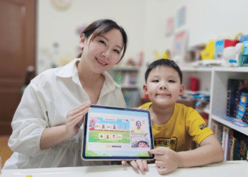 Bé học ở nhà, mình ngồi cạnh để cho bé có cảm giác có người đồng hành