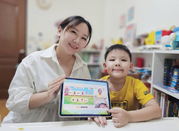 Bé học ở nhà, mình ngồi cạnh để cho bé có cảm giác có người đồng hành