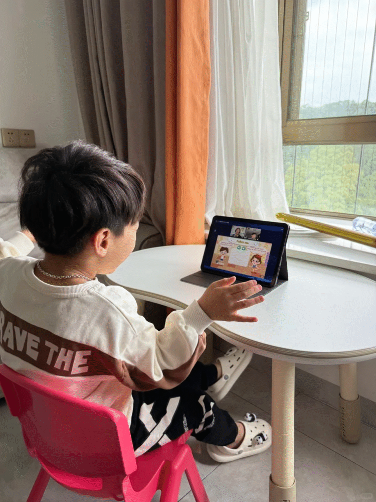 Bé nhà mình đang cùng giáo viên 51Talk thực hành một bài học tương tác