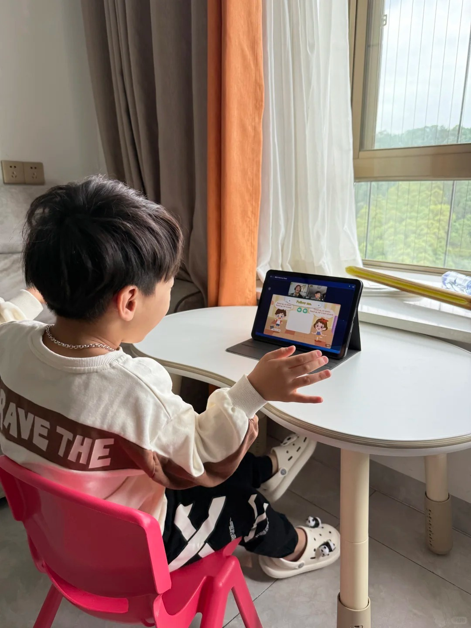 Bé nhà mình đang cùng giáo viên 51Talk thực hành một bài học tương tác