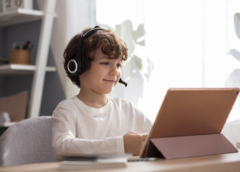 TIẾNG ANH CHO BÉ: CÁCH MÌNH GIÚP CON VƯỢT QUA NỖI SỢ NÓI TIẾNG ANH